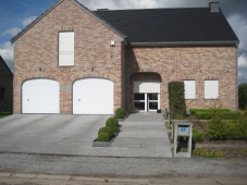 Volets roulants sur les fenêtres et la porte d'entrée. Portes de garage sectionnelles.